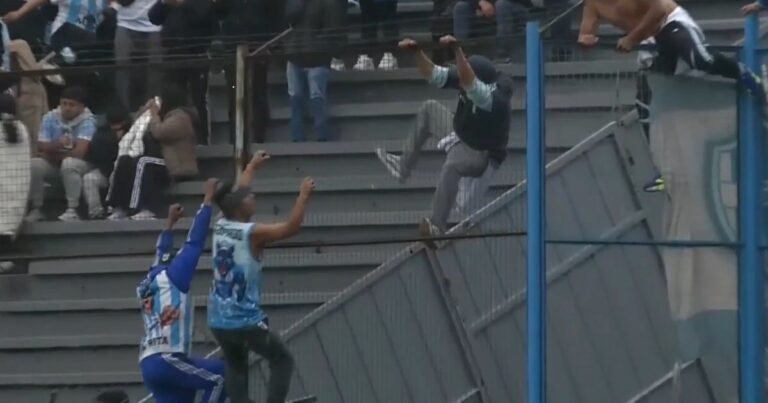 La insólita batalla en el clásico norteño: los hinchas de Lobo jujeño y el Albo salteño se pelearon trepados al alambrado