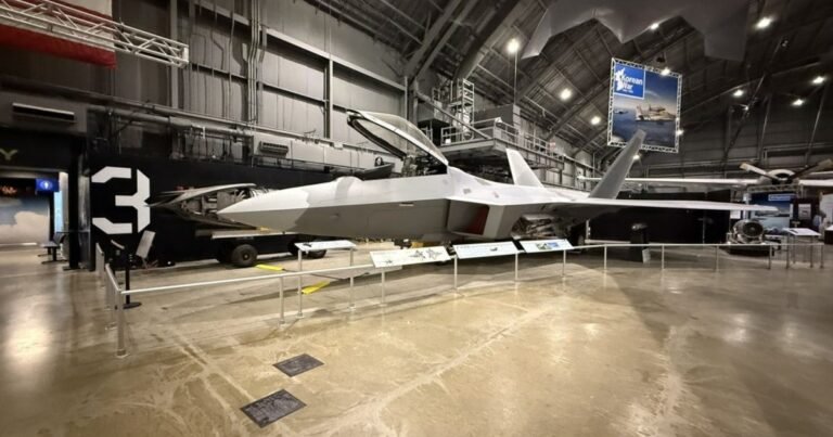 La Armada estimó un costo de 66.100 millones de dólares para un caza F-22 Raptor basado en portaaviones: desarrolló el Super Hornet por 3.300 millones de dólares