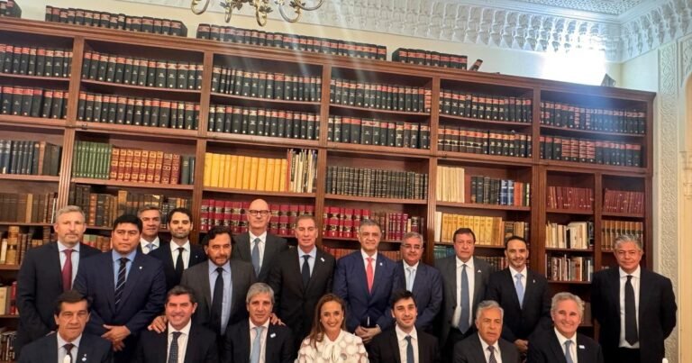 Cumbre del Gobierno con gobernadores en París antes del inicio del Argentina Week: inversiones, Presupuesto y reforma electoral entre los puntos importantes