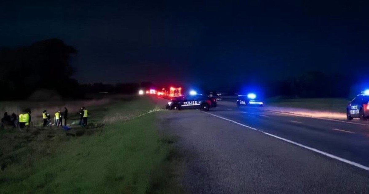 Iban con un bebé en moto por una ruta nacional, de noche, y los chocó una camioneta: murieron los tres