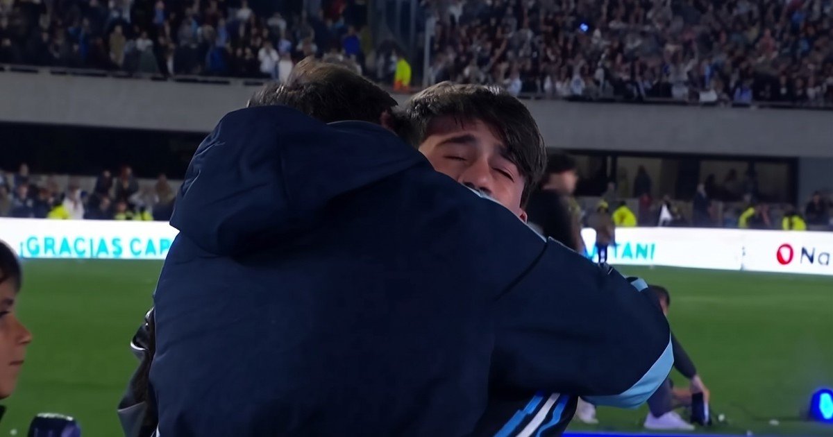 Thiago Messi contagió el llanto por la despedida de papá Lionel: el tierno momento en que se refugió en los brazos del 10