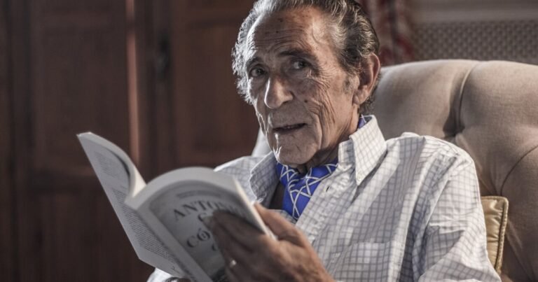 Antonio Gala, escritor español: "La felicidad no consiste en tener todo lo que se desea; no se trata de sumar objetos"