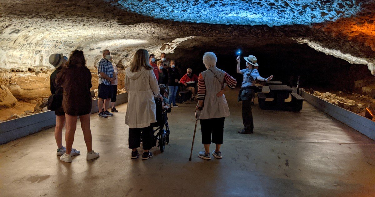 En 1934, Matt Bransford, guía de la Mammoth Cave de Kentucky, vendió su hotel de 14 habitaciones y el terreno por tan solo 3.000 dólares; la familia se mudó entonces a 20 millas a medida que el parque nacional iba tomando forma