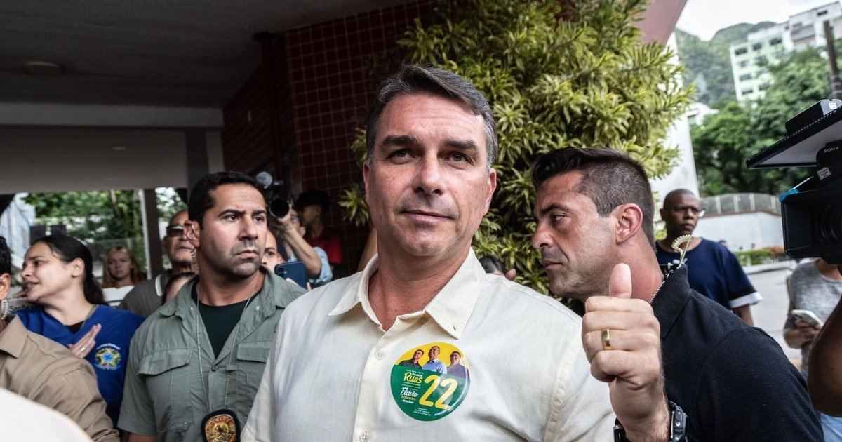 Elecciones en Brasil: Flávio Bolsonaro, un presidenciable a la sombra de su padre