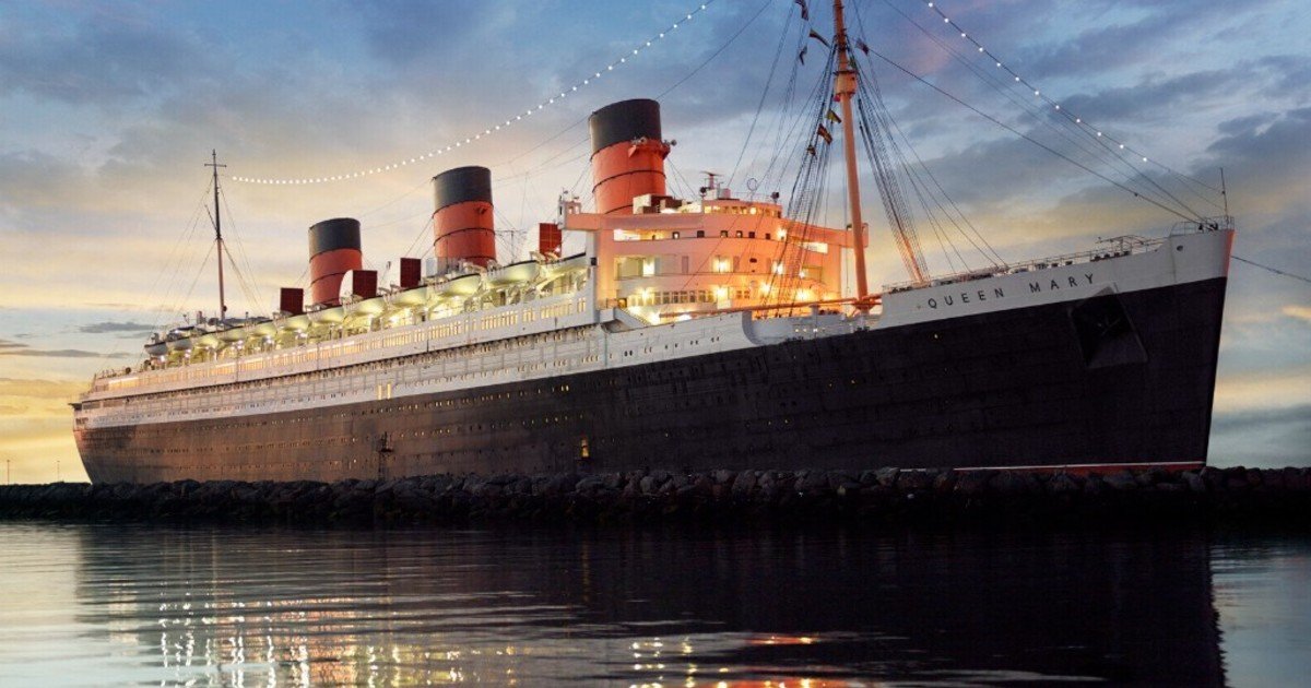 En 1967, Long Beach compró el Queen Mary, un barco retirado del servicio, para evitar que fuera desguazado; el transatlántico se convirtió en hotel y aún hoy se erige como un punto de referencia en el paseo marítimo