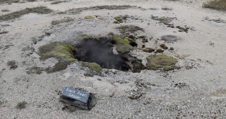 En 1925, una explosión hidrotermal remodeló la cuenca Biscuit de Yellowstone; 101 años después, el USGS reconstruyó a partir de cartas de 1926 cómo un letrero de “Perla Negra" mal ubicado desvió la historia 1.000 pies del géiser real