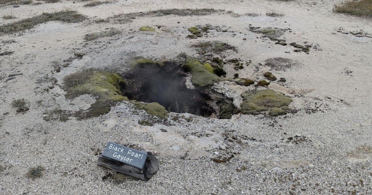 En 1925, una explosión hidrotermal remodeló la cuenca Biscuit de Yellowstone; 101 años después, el USGS reconstruyó a partir de cartas de 1926 cómo un letrero de “Perla Negra" mal ubicado desvió la historia 1.000 pies del géiser real