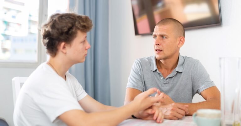 La psicología dice que los hijos adultos que se sienten culpables después de establecer un límite razonable con uno de sus padres no son egoístas; aprendieron que mantener a la familia cómoda era parte de ser "bueno"