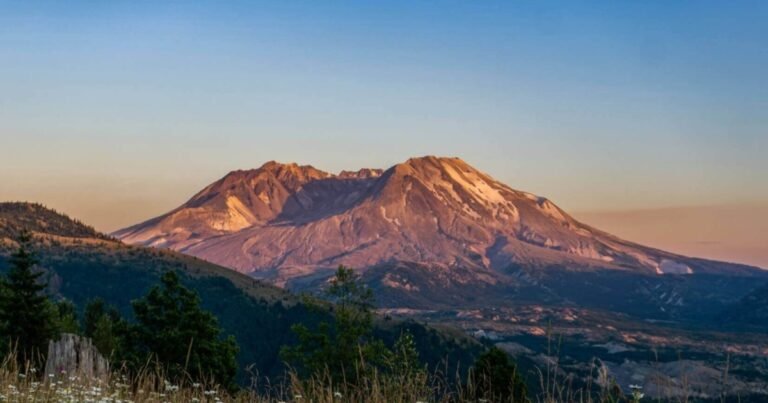En 2014, los científicos provocaron 23 explosiones y desplegaron 3.500 sismógrafos alrededor del Monte Santa Helena; el experimento ayudó a obtener imágenes de un depósito de magma situado aproximadamente entre 4 y 15 km bajo el volcán