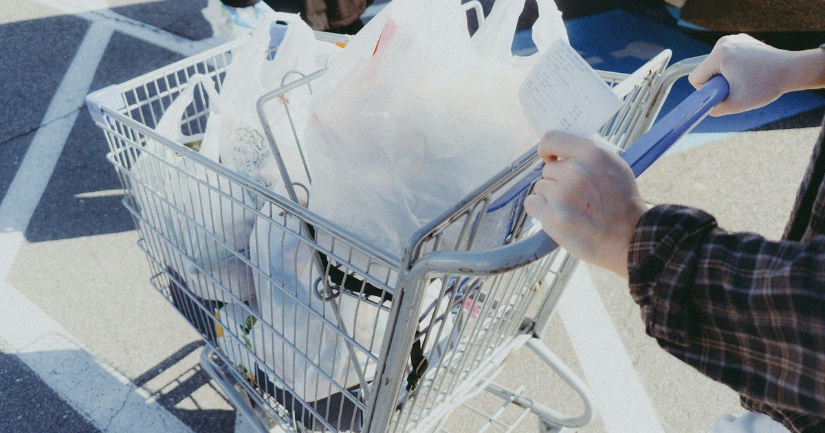 En 2023, ingenieros fundieron bolsas de plástico desechadas para convertirlas en tejas; las tejas, más ligeras, mostraron temperaturas de prueba 16°C más bajas que las de techos estándar