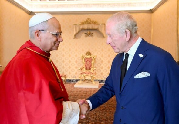 El rey Carlos III le envió una carta personal al papa León XIV para desearle una pronta recuperación tras su operación