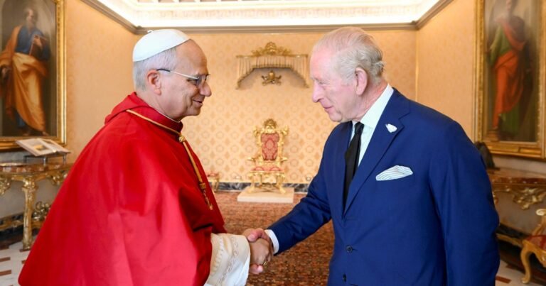 El rey Carlos III le envió una carta personal al papa León XIV para desearle una pronta recuperación tras su operación
