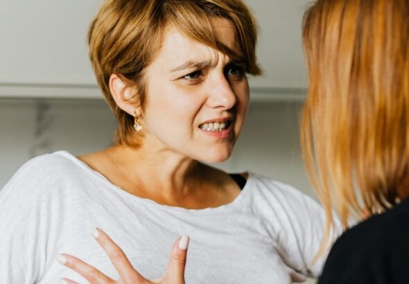 La psicología dice que las personas que buscan resolver los problemas ajenos no sólo son solidarias: en realidad arrastran una infancia hiperresponsable