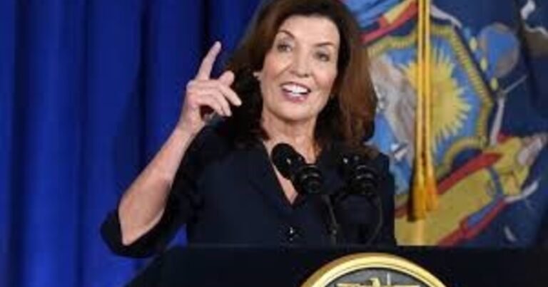 Oficial y confirmado por Hochul | Neoyorquinos de entre 25 y 55 años podrán obtener un título universitario gratis a partir de enero de 2027