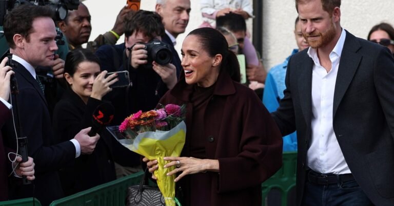 Selfies, besos y abrazos en Nottingham: Harry y Meghan inauguran una "Corte paralela" con su primer acto público en el Reino Unido después de 6 años