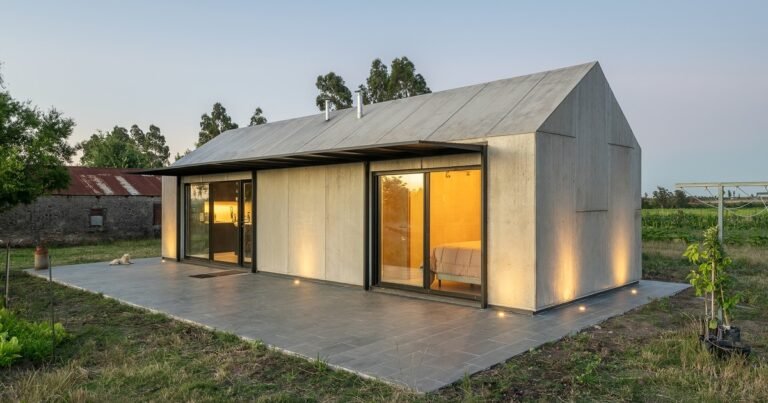 En Canelones, Uruguay, una casa-galpón en clave contemporánea
