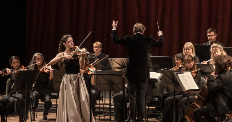 La Camerata Salzburg y la violinista española María Dueñas, que debutaba en el Teatro Colón, construyeron juntos una noche inolvidable