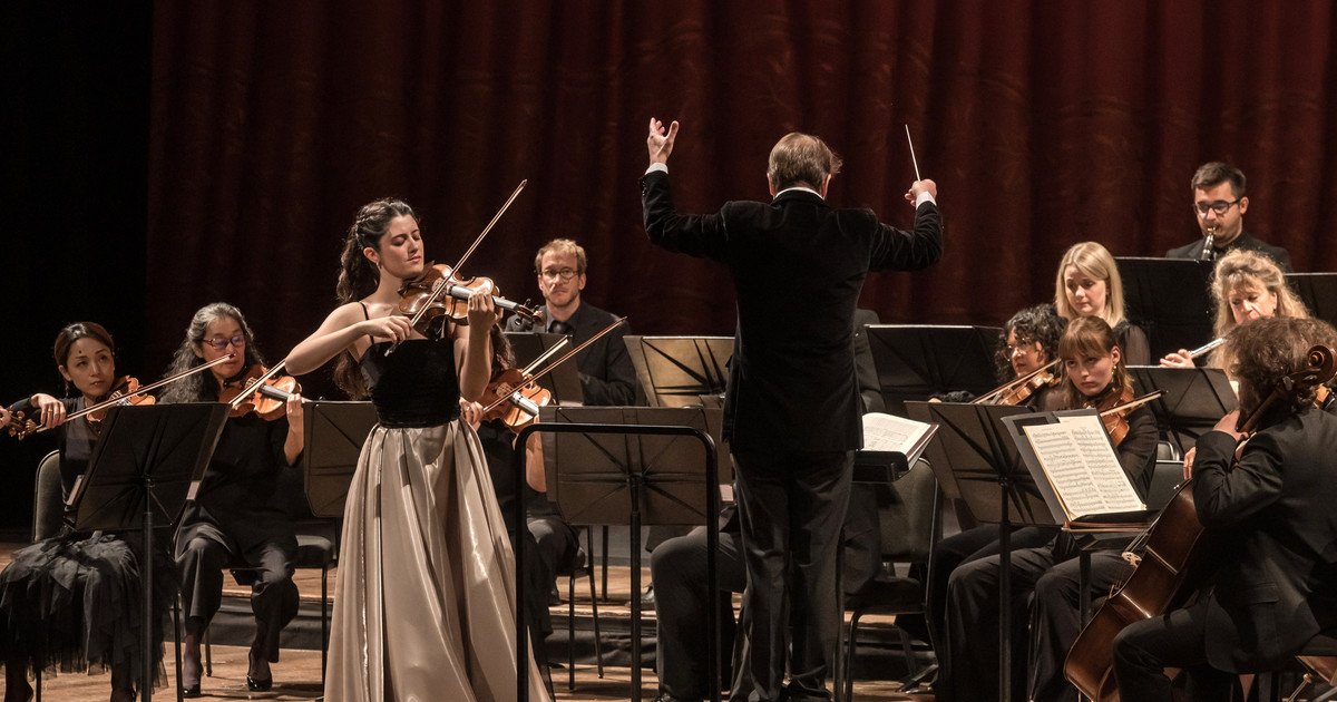 La Camerata Salzburg y la violinista española María Dueñas, que debutaba en el Teatro Colón, construyeron juntos una noche inolvidable