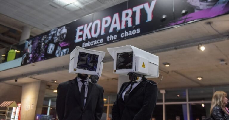 Chatear sin internet, arte con basura electrónica y una olla popular de tecnología: los hackers “abrazaron el caos” en Ekoparty 22