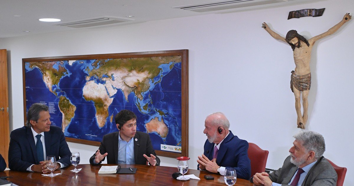 Axel Kicillof aseguró que la derrota de Bolsonaro ante Lula representa un rechazo al modelo de "la motosierra de Milei"