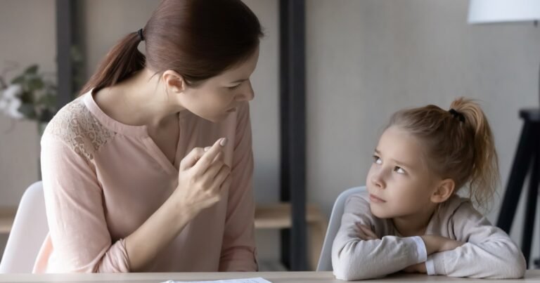 La psicología dice que los niños criados por padres que solo se preocupaban por las calificaciones y las reglas suelen llevar consigo 7 hábitos a la edad adulta