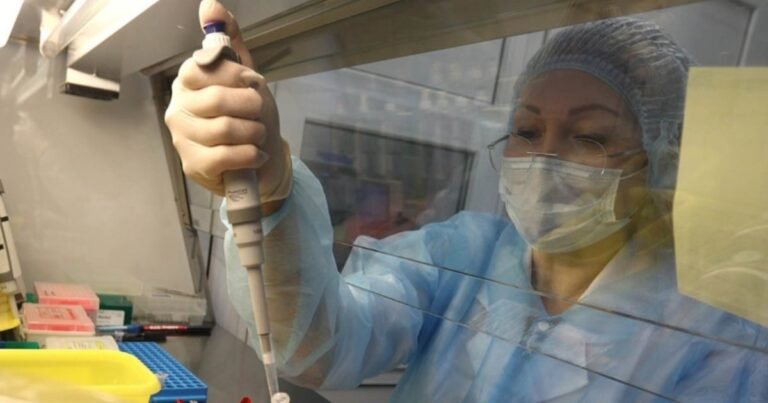 Alerta en Rusia: murió una científica por un accidente con bacterias en un laboratorio y debieron aislar a 200 personas