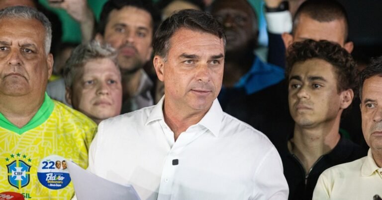 Tras la derrota frente a Lula, la Justicia le prohibió salir del país a Flávio Bolsonaro
