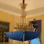 Así es el trabajo del personal de limpieza del Palacio Real de Madrid: "El producto con el que se limpian las lámparas es muy suave. Al tener mucha presión, la máquina lo que hace es arrastrar la suciedad"