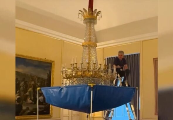 Así es el trabajo del personal de limpieza del Palacio Real de Madrid: "El producto con el que se limpian las lámparas es muy suave. Al tener mucha presión, la máquina lo que hace es arrastrar la suciedad"