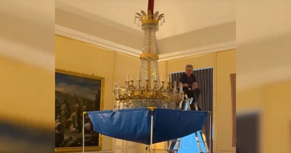 Así es el trabajo del personal de limpieza del Palacio Real de Madrid: "El producto con el que se limpian las lámparas es muy suave. Al tener mucha presión, la máquina lo que hace es arrastrar la suciedad"