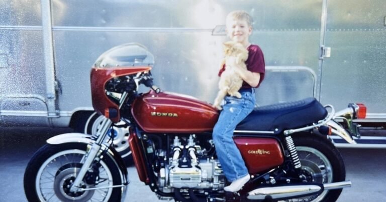 Un hombre de Minnesota buscó durante años la motocicleta de su padre fallecido y la encontró en Alaska: recorrió más de 5.600 kilómetros para llevarla de regreso a casa