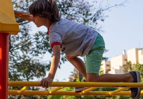 Los chicos hacen más deporte a medida que crecen, pero se mueven menos