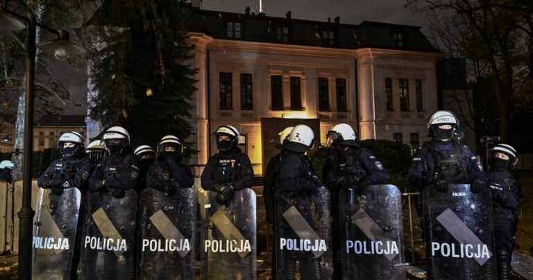 Crisis en Polonia: el Presidente acusa al Primer Ministro de un intento de Golpe y hay un fuerte operativo policial frente al Tribunal Constitucional