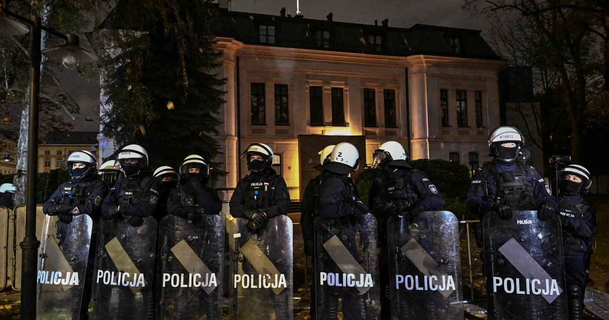 Crisis en Polonia: el Presidente acusa al Primer Ministro de un intento de Golpe y hay un fuerte operativo policial frente al Tribunal Constitucional