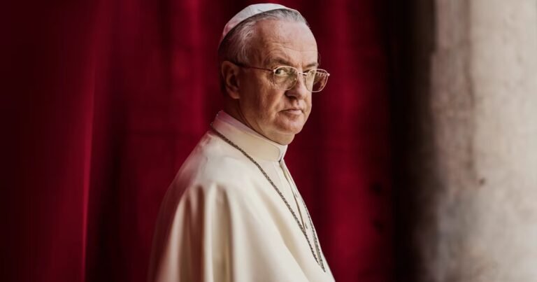 El Papa Francisco, protagonista de una comedia que es más papista que el Papa