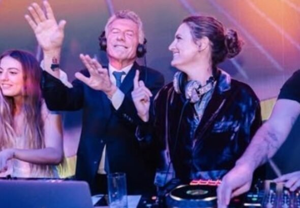 Macri hizo de DJ y cantó en la fiesta de 15 de Antonia: las fotos del festejo de la hija menor del ex presidente