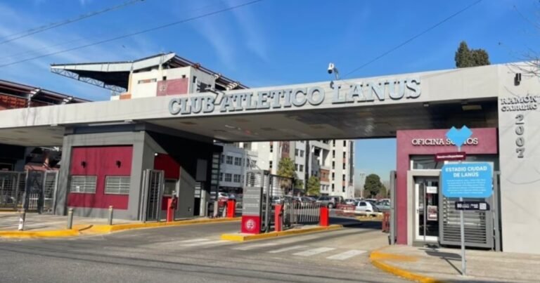 "Bautista tiene miedo": sigue grave el nene de 12 años al que se le cayó un arco encima en el club Lanús