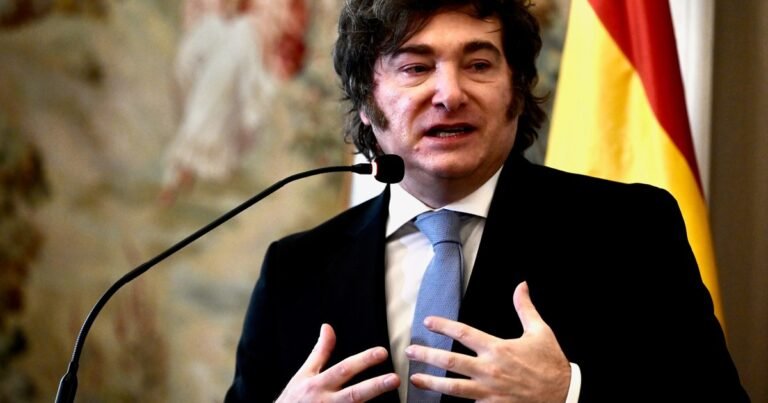 Javier Milei y sus medidas, EN VIVO: mientras el Presidente llega a Madrid, se reúne la mesa política