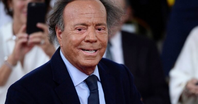Julio Iglesias, otra vez en problemas: la Justicia española da marcha atrás y ahora avala que se lo investigue por agresión sexual