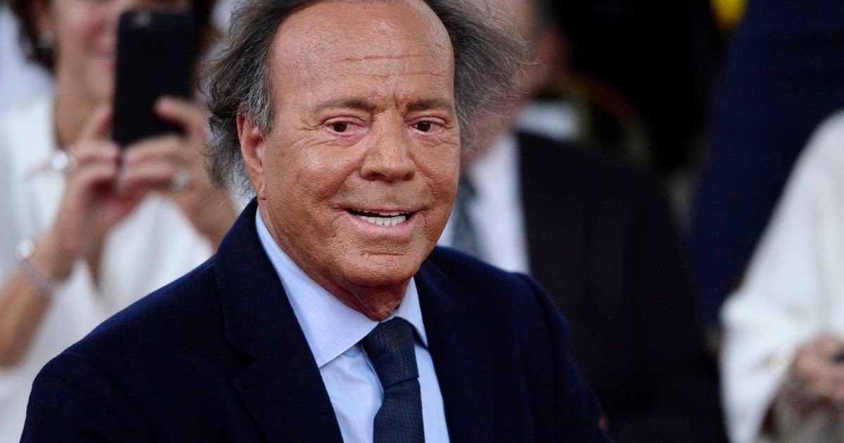 Julio Iglesias, otra vez en problemas: la Justicia española da marcha atrás y ahora avala que se lo investigue por agresión sexual