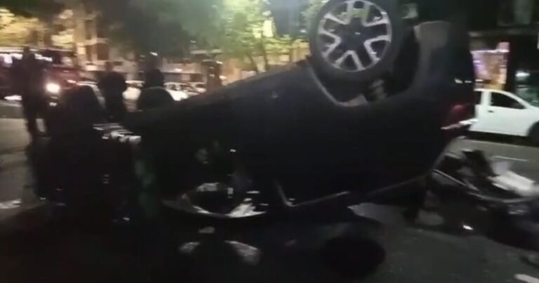 Grave accidente en Flores: una conductora alcoholizada chocó dos autos estacionados, volcó, y atropelló a tres personas