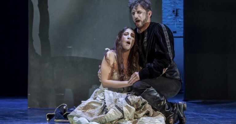 Rigoletto de Juventus Lyrica en el Teatro Avenida: grandes voces y una puesta desigual