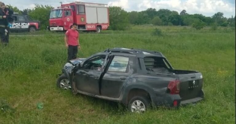 Fatal choque entre una camioneta y un camión en la Autopista Córdoba-Rosario: murió una mujer y hubo dos heridos