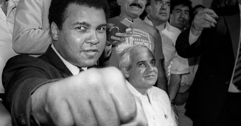 Muhammad Ali: "Imposible es solo una palabra que utilizan los hombres débiles para vivir fácilmente en el mundo que se les dio, sin atreverse a explorar el poder que tienen para cambiarlo"