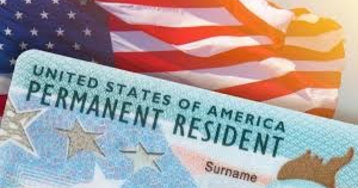 El USCIS de Trump actualiza las fechas para la "green card": qué deben revisar los cubanos con familiares residentes