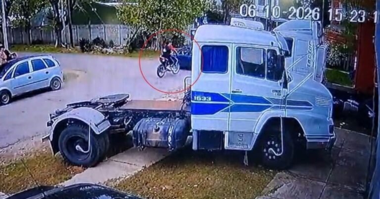 Dos menores que iban en una moto de alta cilindrada están en estado crítico, tras chocar violentamente contra un auto