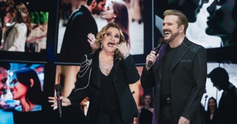 Pimpinela y un viaje teatral por los años y la evolución del amor: la pasión se sigue cantando a gritos