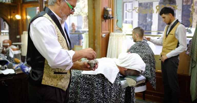 La psicología dice que las personas que siguen acudiendo al mismo barbero o peluquero que tenían hace 20 años demuestran estos 8 rasgos de lealtad que están prácticamente extintos