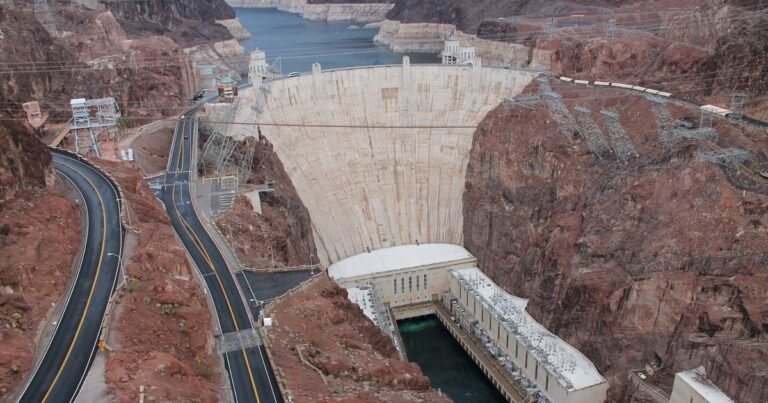Una presa de 221 metros en el río Colorado alimenta 17 turbinas, y 12 de ellas sufren graves daños por cavitación una vez que el nivel del lago Mead desciende por debajo de los 316 metros