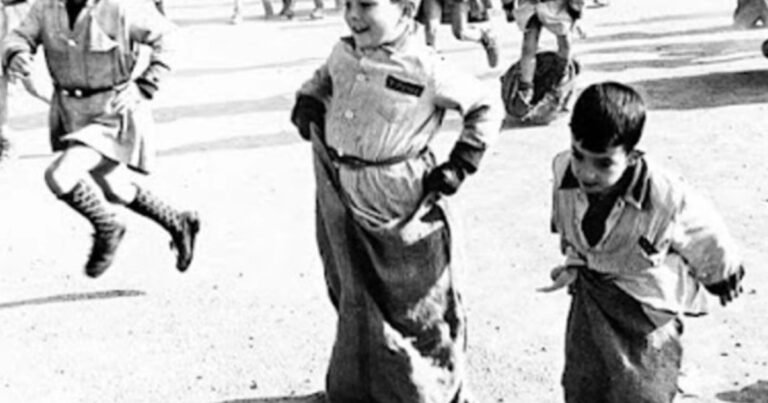 La psicología dice que durante las décadas de 1960 y 1970, muchos niños crecieron con una libertad cotidiana diferente de la que experimentan las nuevas generaciones. Volvían solos de la escuela, pasaban horas jugando sin supervisión directa y resolvían pequeños conflictos sin recurrir inmediatamente a sus padres
